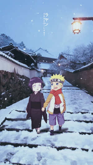 兩個動畫小孩手牽手，在黃昏時分，走過白雪覆蓋的村莊街道。