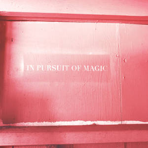 粉紅色木牆帶有白色文字「IN PURSUIT OF MAGIC」 — 淺粉紅色美學動圖 壁紙