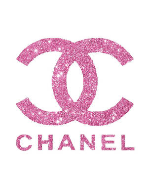 白色背景上閃閃發光的粉紅色閃粉 Chanel 標誌，帶有交織的 CC 和品牌名稱。