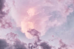 粉彩粉紅和紫色雲朵在暮色天空中柔和發光。 — 唯美雲朵動態 壁紙