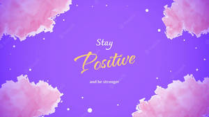 紫色背景，帶有粉紅色水彩點綴和勵志文字「Stay Positive and be stronger」。 — 可愛 壁紙