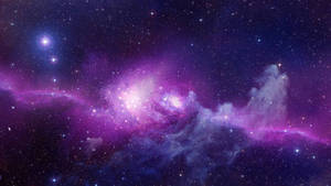 充滿活力的紫色和藍色星雲在深邃的宇宙天空中閃爍著星星。 — 紫色美學 壁紙