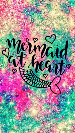 閃粉背景上帶有尾巴和心形的Mermaid at heart文字