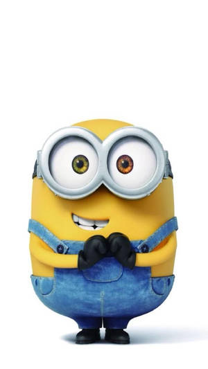 一個黃色卡通Minion戴著護目鏡和牛仔布工裝褲微笑。