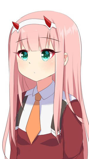 粉紅頭髮和紅色角的動漫女孩穿著校服。