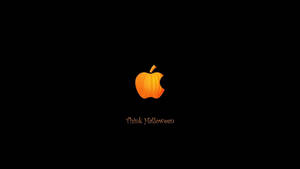 橙色南瓜Apple標誌帶咬痕，黑色背景，Think Halloween文字。