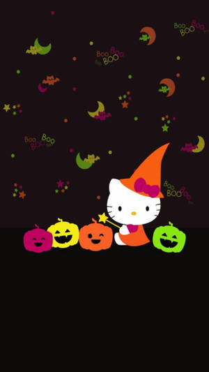 Hello Kitty 裝扮成巫婆，在滿天星斗的萬聖節天空下與南瓜燈一起。
