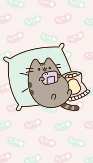 Pusheen 貓咪在枕頭上拿著手機和零食袋，背景是粉彩豆子圖案。