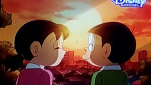 兩個微笑的動漫男孩在日落時分於城市上空面對面。