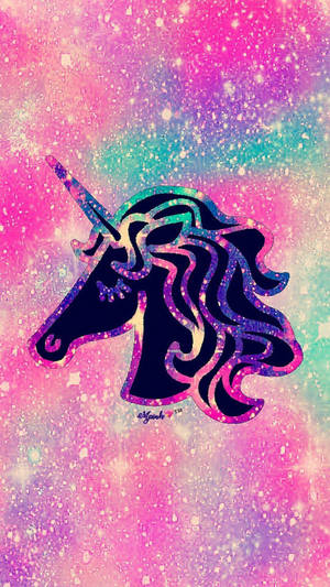 一個閃閃發光的獨角獸頭部剪影，背景是色彩繽紛的星系。 — 可愛星系 壁紙
