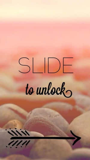手機壁紙，帶有「SLIDE to unlock」文字和箭頭，置於卵石上。 — 鎖屏 壁紙