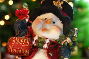 雪人裝飾品在節日燈光背景下舉著Happy Holidays標語牌。