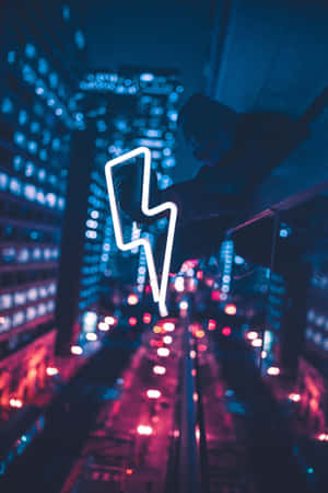 霓虹閃電標誌，背景為模糊的城市夜景。 — 霓虹 壁紙