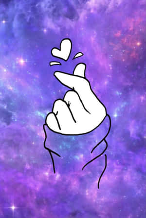 手在星空紫色銀河背景下做出心形手勢