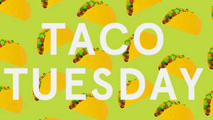 Taco Tuesday 圖案，綠色背景上帶有重複的玉米餅插圖。