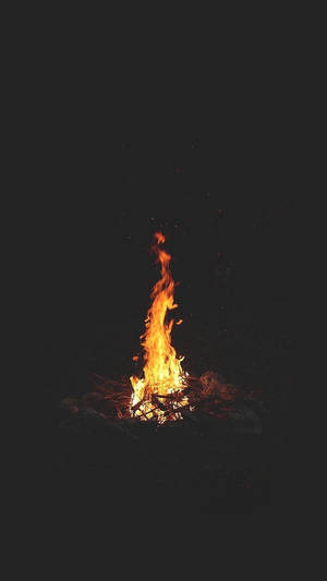 在黑暗的夜晚中，熊熊燃燒的營火閃耀著，火花向上飛舞。 — 壁爐 壁紙
