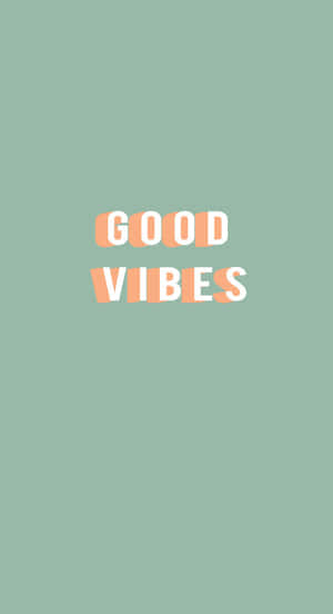 鼠尾草綠色背景上的白色和蜜桃色Good vibes文字