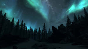 綠色北極光照亮了黑暗森林和岩石景觀上方的星空夜空。
