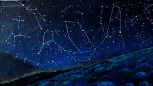 山脊上方，帶有星星和星座的深藍色夜空。