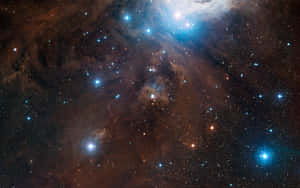 一個色彩繽紛的星雲，明亮的星星散落在黑暗的宇宙中。