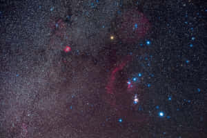 銀河系在深空中擁有色彩繽紛的星雲和明亮的恆星。