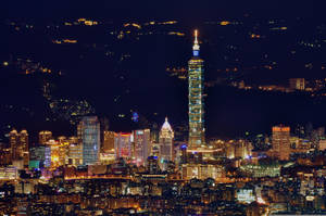 台北夜景，高樓大廈閃爍，標誌性的台北101塔。 — 香港 壁紙