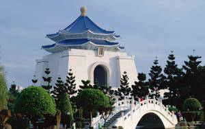 白色紀念碑，藍色屋頂和拱橋，園林景觀