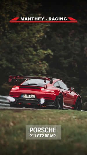紅色保時捷911 GT2 RS MR在森林道路上奔馳，排氣管冒出煙霧。 — 紅色 壁紙
