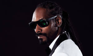 Snoop Dogg 戴著太陽眼鏡和燕尾服的攝影棚肖像。