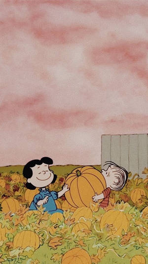 Peanuts 孩子在粉紅色天空下的秋季田野裡玩南瓜。