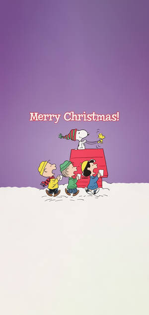 Peanuts 角色在雪中慶祝聖誕節，Snoopy 在屋頂上。
