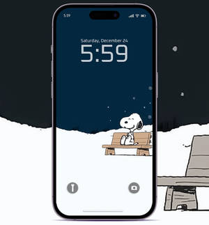 史努比坐在雪地長椅上，在星星下作為手機鎖屏。