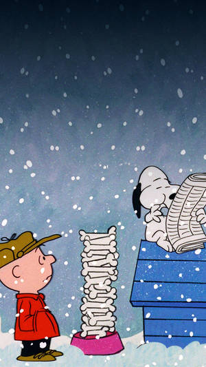 查理布朗看着史努比在雪中閱讀報紙。