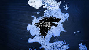 一張維斯特洛的奇幻地圖，帶有冰原狼徽章和 winter is coming 文字。 — 權力遊戲 第八季 壁紙