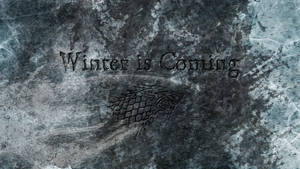 史塔克家族冰原狼徽章及「Winter is Coming」字句在冰石背景上。 — 權力遊戲 第八季 壁紙