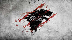 冰原狼標誌，帶有紅色飛濺和「winter is coming」文字，背景為有紋理的灰色。