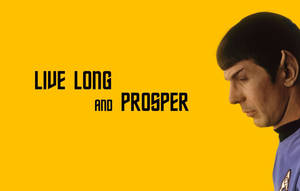 《星際迷航》中的史波克，黃色背景上寫有「Live Long and Prosper」文字。