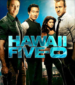 四位穿著雨衣的電視演員在海濱城市天際線前擺姿勢，帶有「Hawaii Five-0」標題。 — 電影 GIF 壁紙