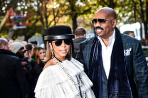 Beyoncé 和 Jay-Z 在秋天戴著太陽眼鏡和穿著時尚服裝在戶外散步。