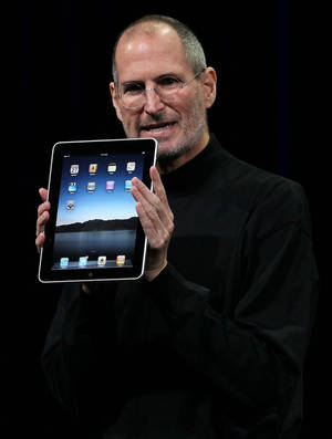 史蒂夫·喬布斯在產品發布會上展示第一代iPad。