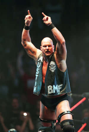 摔角手 Stone Cold Steve Austin 在摔角擂台上慶祝勝利。