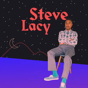 Steve Lacy 坐在椅子上，在星空下，有新月和紅色文字。