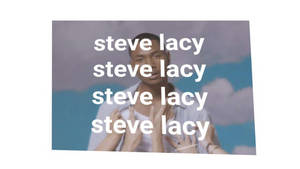 一個穿著淺色襯衫的男人，帶有 'steve lacy' 文字疊加在多雲的天空上。
