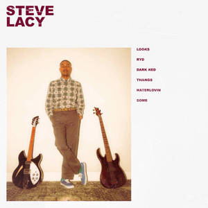 藝術家 Steve Lacy 站在兩支結他之間，旁邊有專輯標題文字。