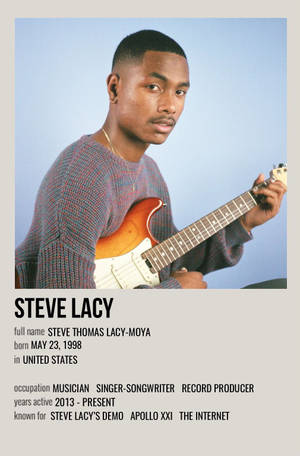 音樂家 Steve Lacy 在攝影棚中拿著電結他的肖像。