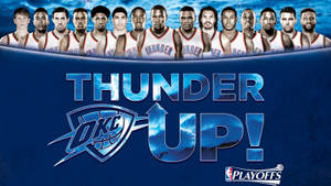 奧克拉荷馬城雷霆籃球隊身穿白色球衣，帶有「THUNDER UP!」文字和閃電設計。 — 火影忍者海報 壁紙