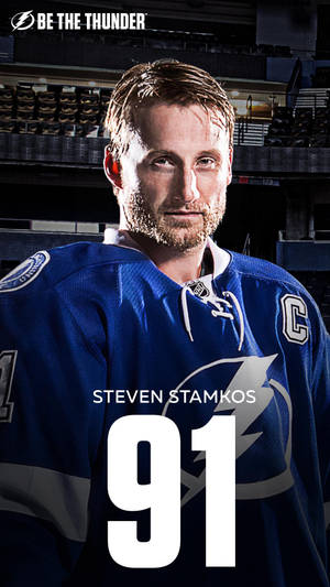 冰球運動員 Steven Stamkos 身穿藍色坦帕灣閃電隊 91 號球衣及隊長 C 標誌。 — 坦帕灣閃電 壁紙