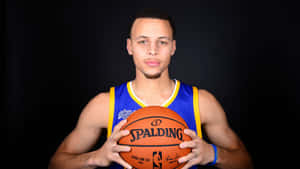 籃球運動員在工作室肖像中手持 Spalding 籃球。
