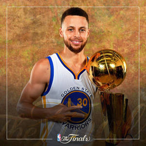 籃球運動員身穿金州勇士隊球衣手持NBA總決賽獎盃。