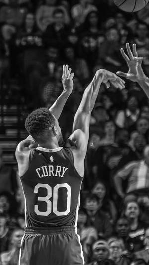 籃球運動員Stephen Curry在比賽中跳投。